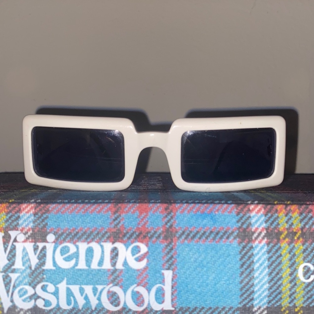 Retro CHANEL Sunglasses - Picture 1 of 5